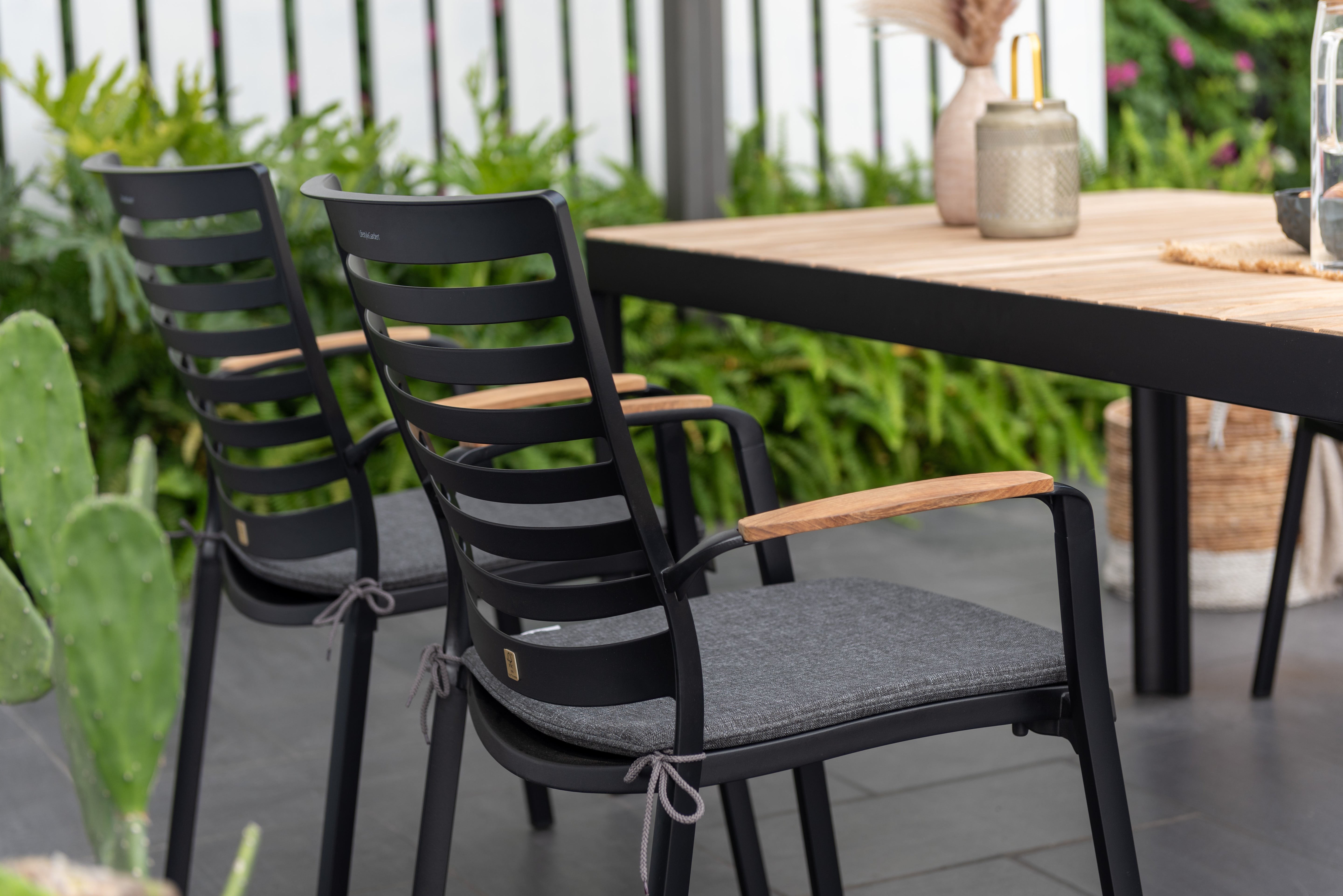 Portals Carver Dining Setting