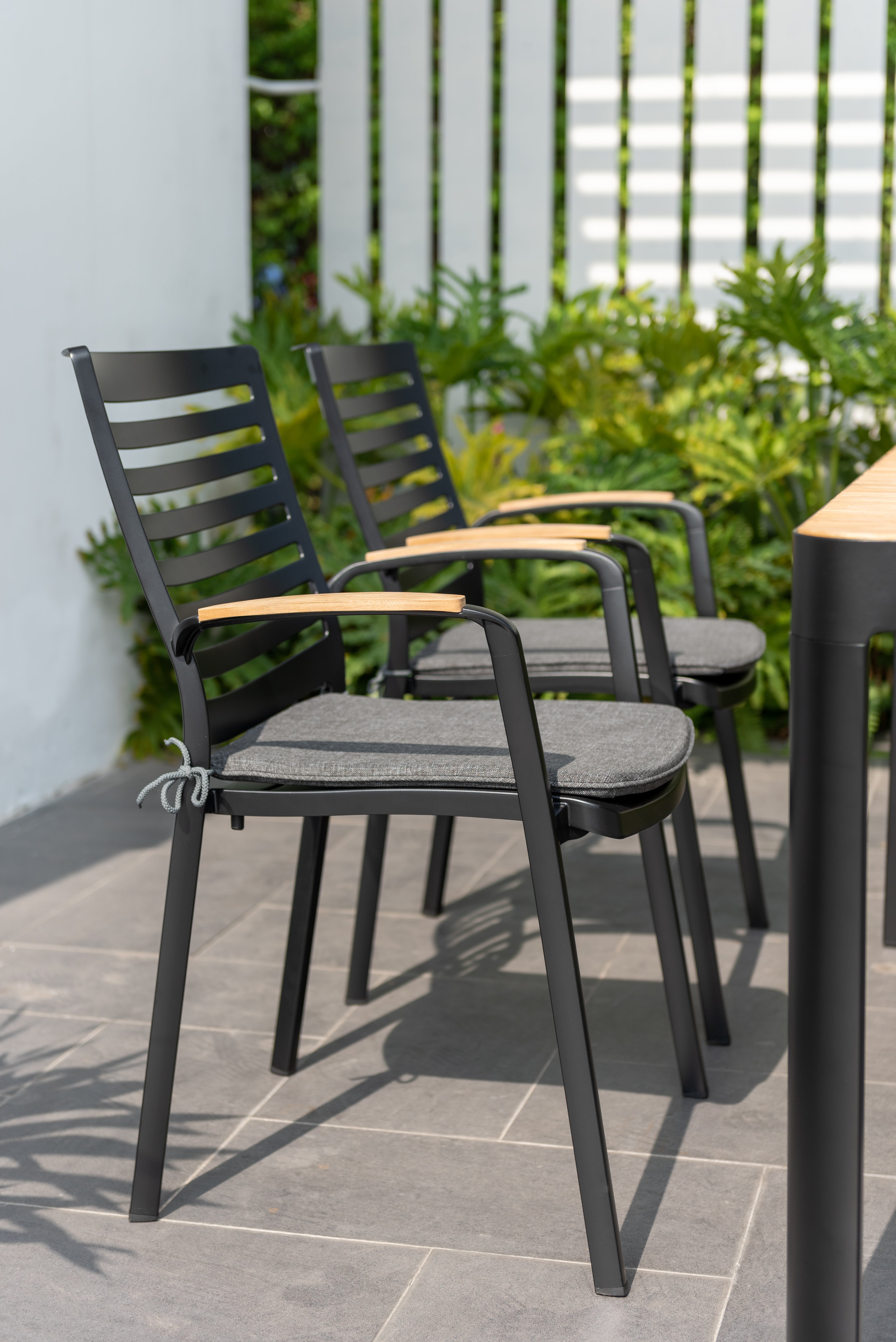 Portals Carver Dining Setting