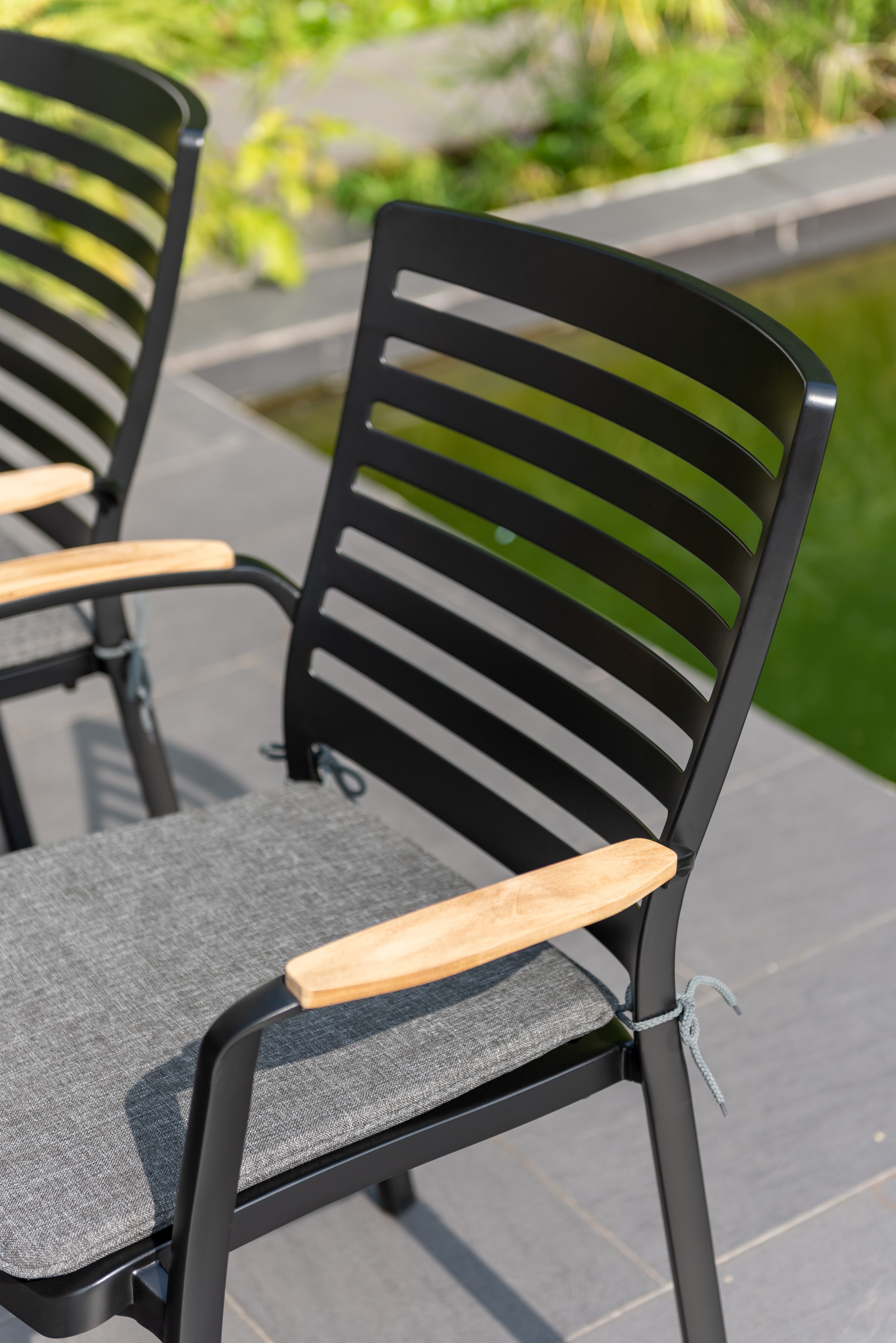 Portals Carver Dining Setting