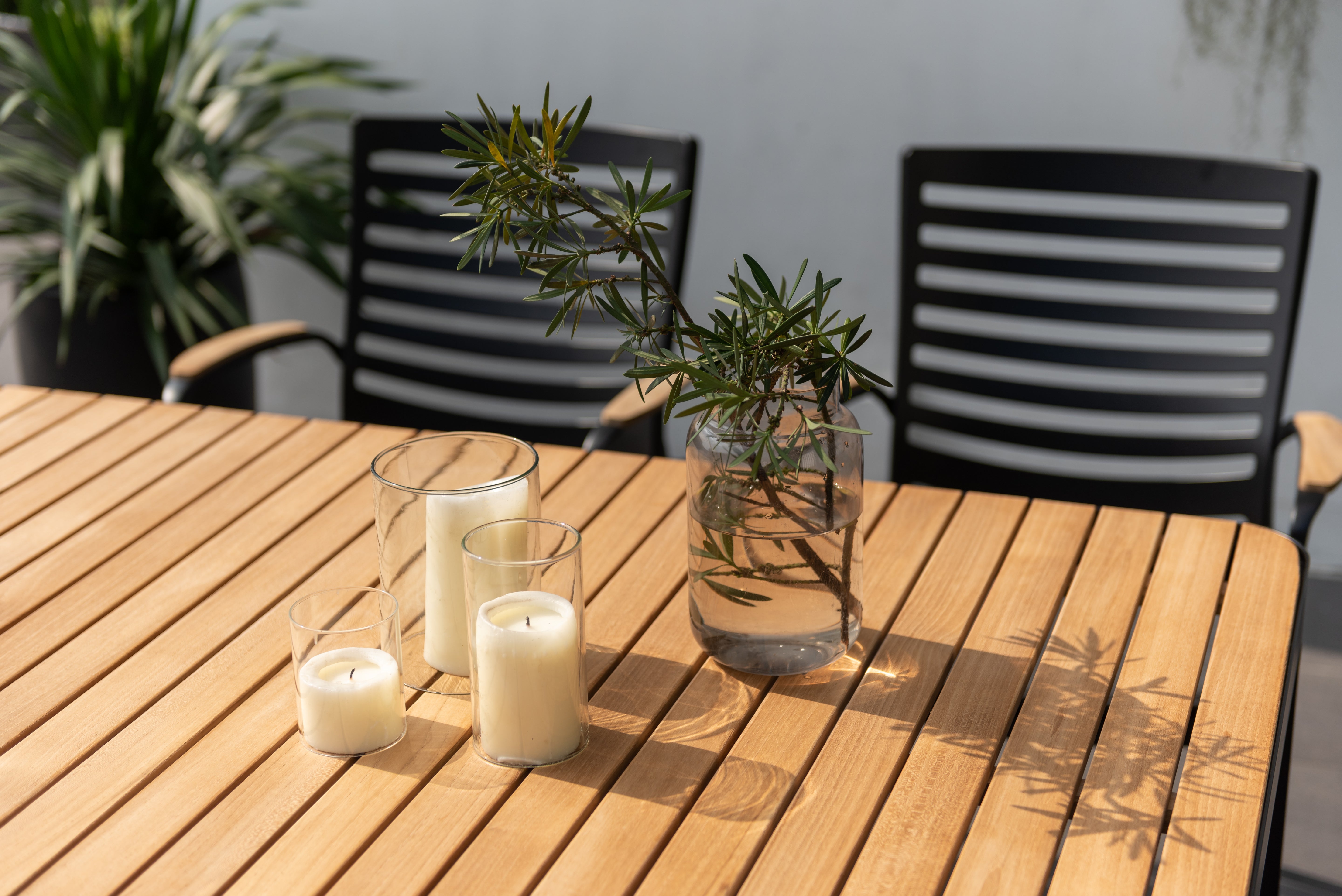 Portals Carver Dining Setting