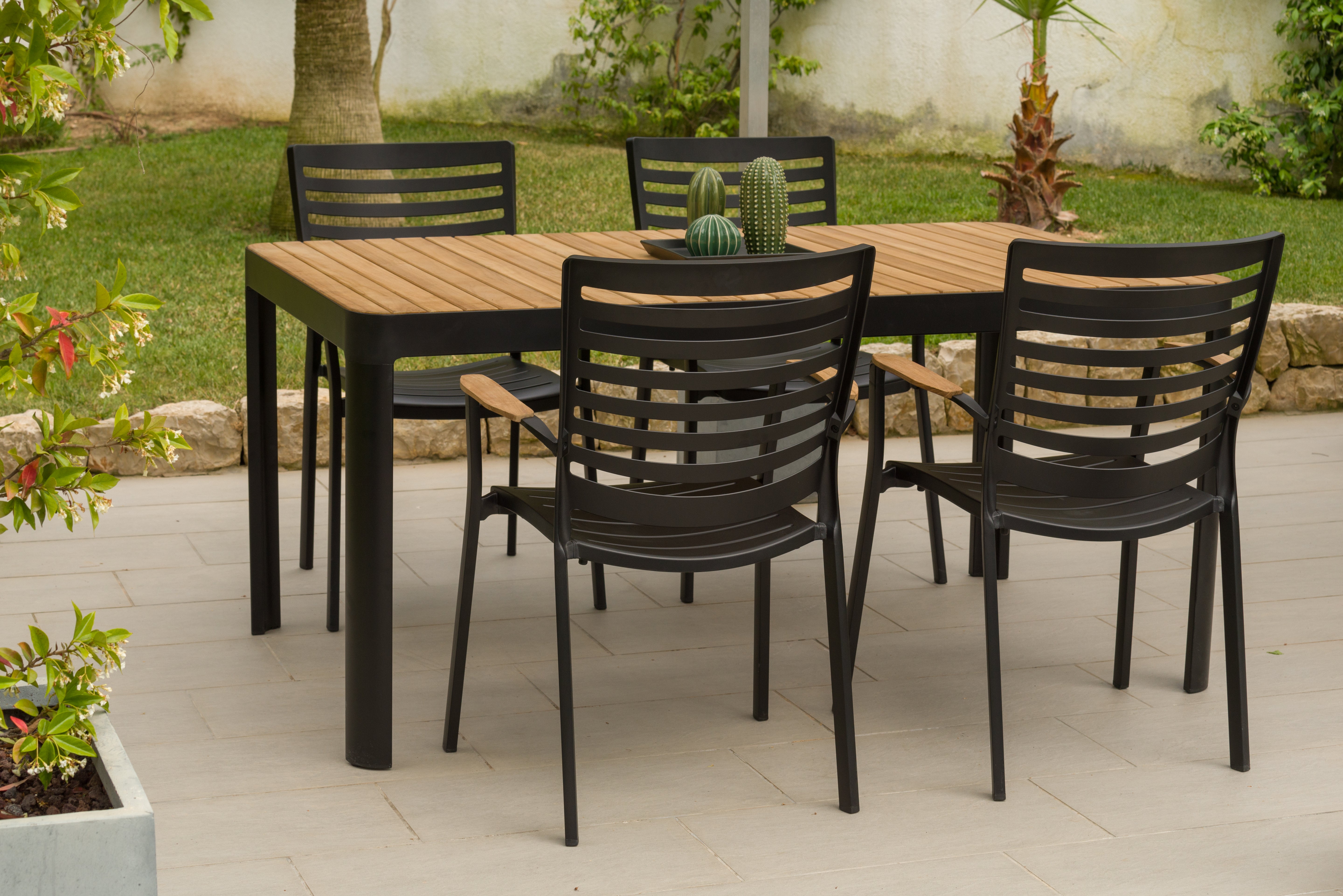 Portals Carver Dining Setting