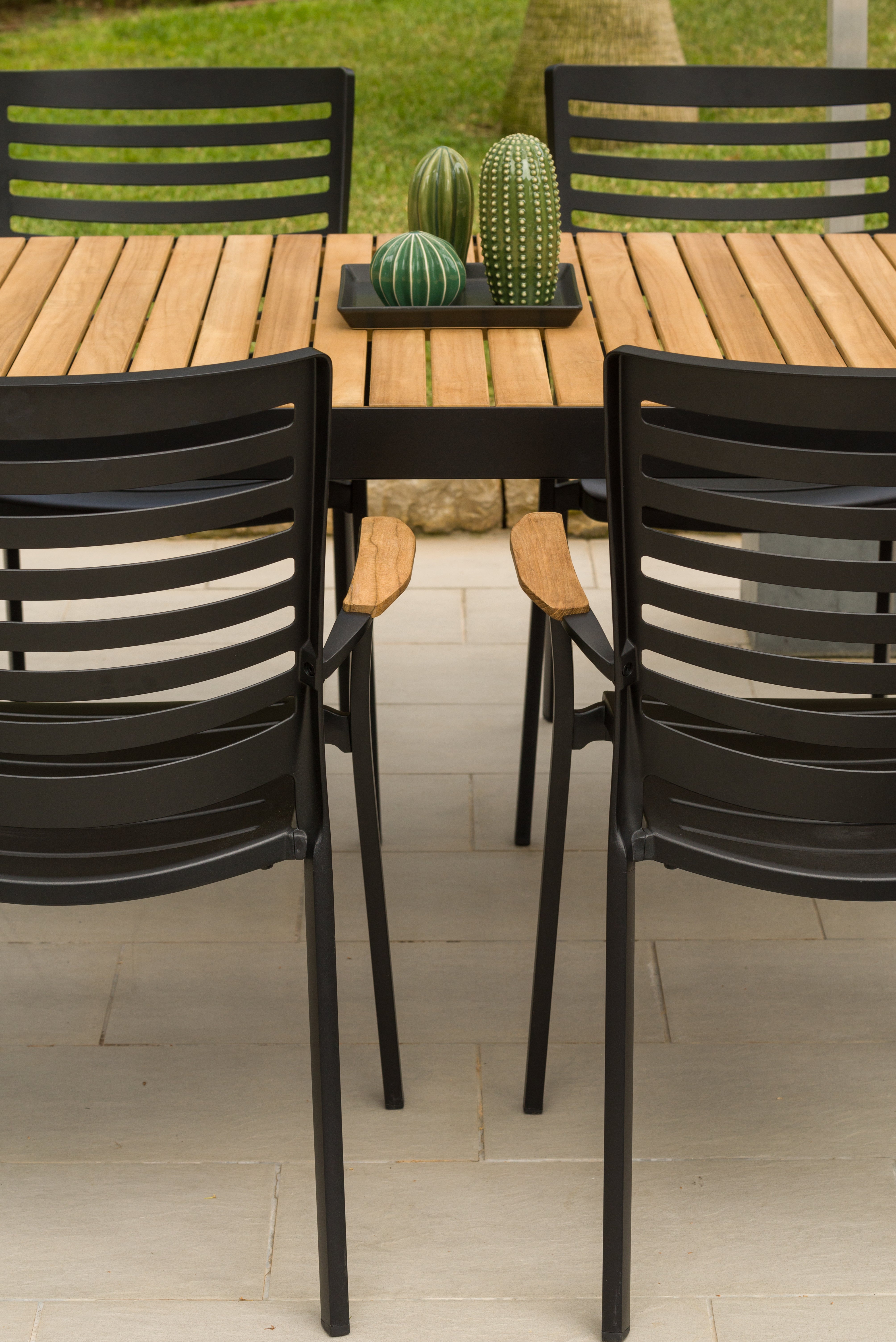 Portals Carver Dining Setting