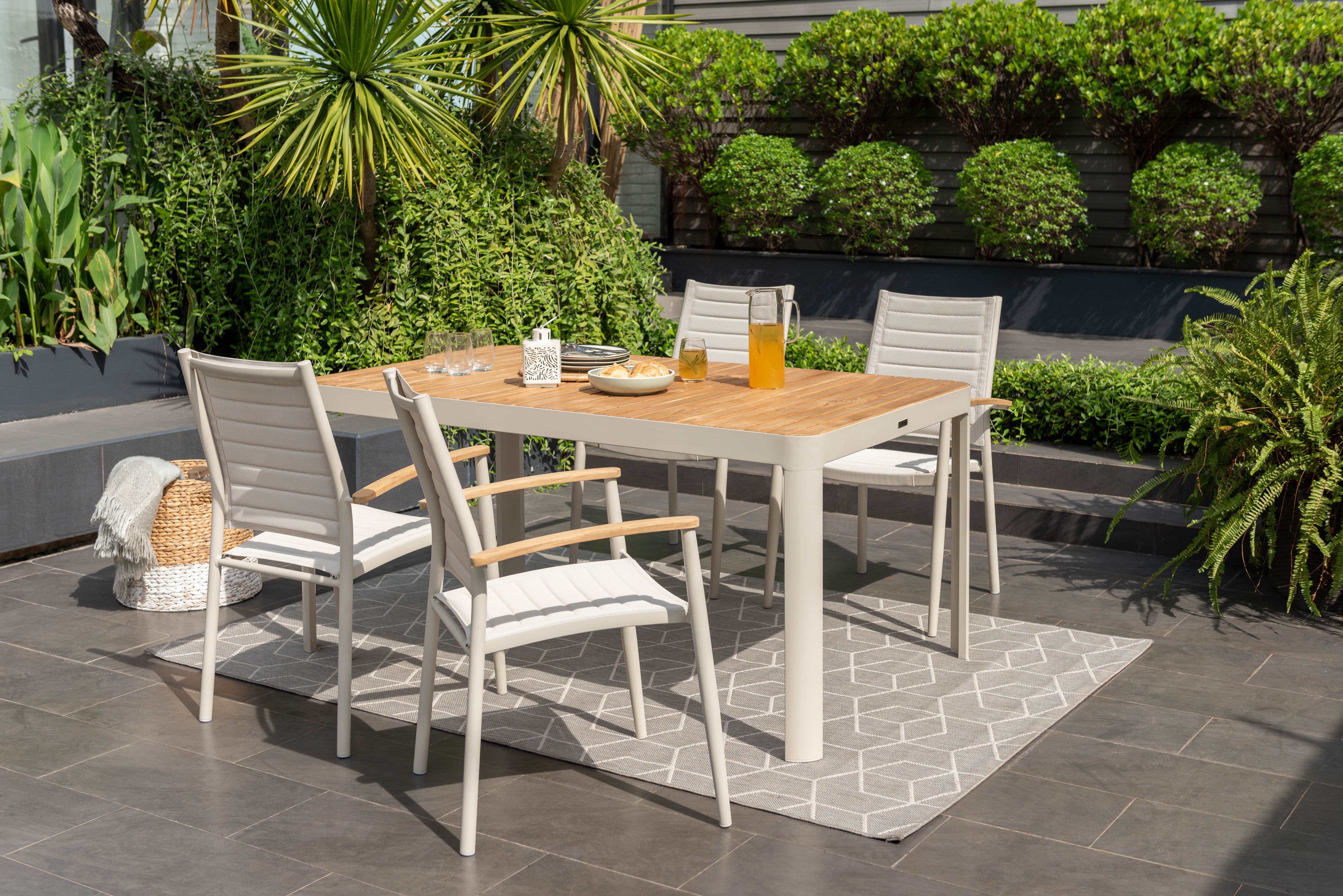 Portals-Lite Dining Setting